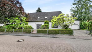 Leuchtenburg: Freistehendes Einfamilienhaus mit Einliegerwohnung, Doppelgarage und großem Garten