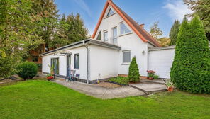 Bremen am Rennplatz: Einfamilienhaus mit Einliegerwohnung, drei Bädern, Terrasse und Garten