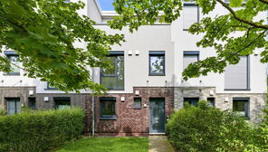 Bremen-Oberneuland: Einfamilien-Reihenhaus mit Dachterrasse und Carport