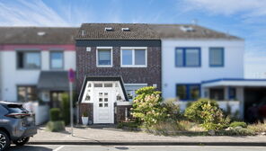 Stuhr bei Bremen: Gepflegtes Reihenhaus mit Garten, Terrasse und Garage