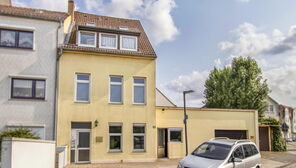 Mehrfamilienhaus mit Büro, Wohnungen, Lager und großer Doppelgarage, für Anleger & Eigennutzer