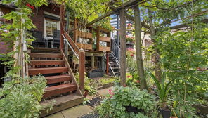 Modernes Reihenmittelhaus mit ausgebautem Vollkeller, Obstbäumen im Garten in ruhiger Seitenstraße