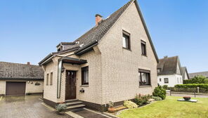 Schwanewede: Solides und gepflegtes Einfamilienhaus mit Garage in beliebter und zentraler Wohnlage