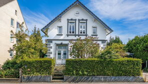 Bremen-Grohn: Freistehendes Einfamilienhaus mit Einliegerwohnung und Dachterrasse in guter Lage