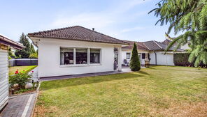 Exklusiver Bungalow mit Einliegerwohnung, Doppelgarage und großem Grundstück in Oyten