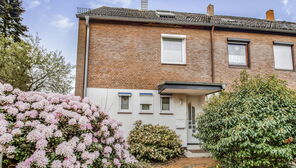 Modernisiertes Reihenendhaus mit Garage auf großem Grundstück in Bremen-Lüssum