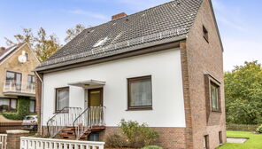 Ideal für Familien: Einfamilienhaus in massiver Bauweise mit Garage und Blick ins Grüne
