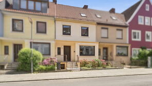 Bremen-Hulsberg: Gepflegtes Reihenmittelhaus mit schönem Garten in guter Lage