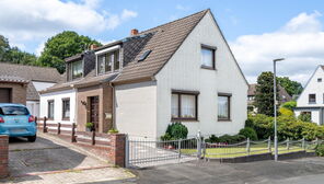 Schönebeck: Freistehendes Einfamilienhaus mit Einliegerwohnung, Nebengebäude, Garage und Garten