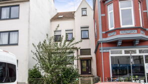 Bremen-Woltmershausen: Sanierungsbedürftiges Zweifamilienhaus mit Entwicklungspotenzial